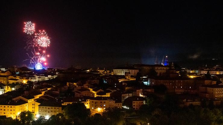 Vista de fogos artificiais durante os Lumes do Apóstolo nas Festas do Apóstolo Santiago 2022, a 24 de xullo de 2022, en Santiago de Compostela, A Coruña, Galicia (España). Os lumes, que se lanzan pola celebración do Día de Galicia, pertencen. César Arxina - Europa Press / Europa Press