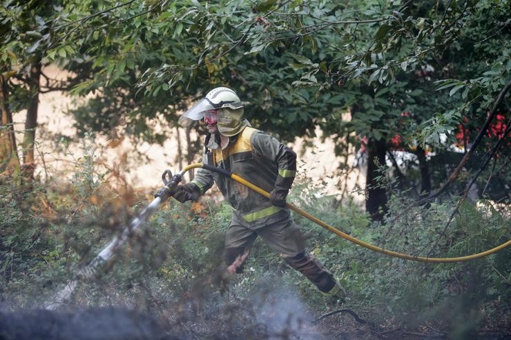 Un bombeiro traballa na extinción do lume de Folgoso do Courel, a 20 de xullo de 2022, en Folgoso do Courel, Lugo, Galicia (España). A Consellería de Medio Rural elevou a máis 1.400 os desaloxados por incendios en 80 núcleos nos lumes que afec. Carlos Castro - Europa Press
