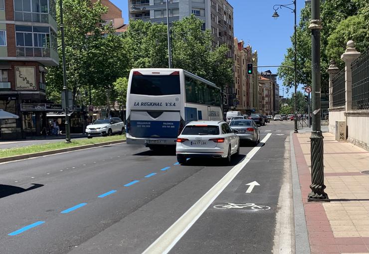 Arquivo - Un dos novos tramos de carril bici unidereccional sinalizados no paseo do Hospital Militar de Valladolid.. EUROPA PRESS - Arquivo 