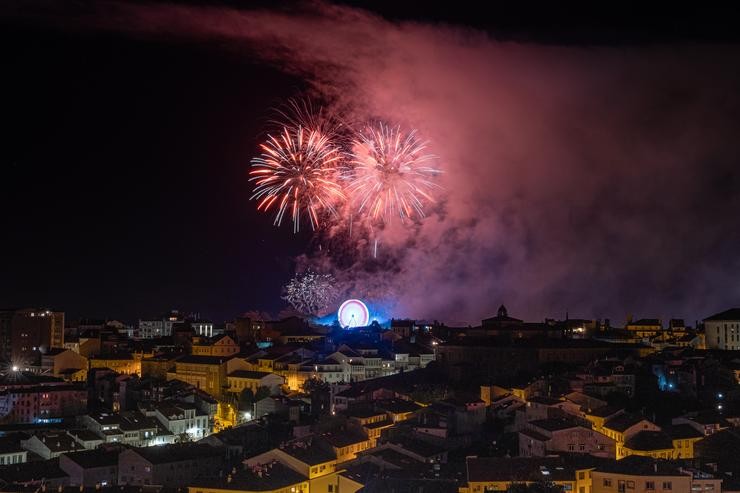 Vista de fogos artificiais durante os Lumes do Apóstolo nas Festas do Apóstolo Santiago 2022 