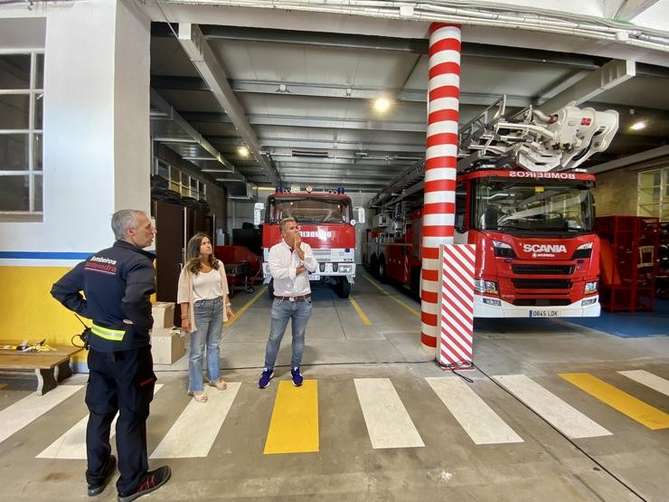 Os concelleiros do PP de Pontevedra, Rafa Domínguez e Pepa Pardo, visitan o parque municipal de Bombeiros de Pontevedra. PP 