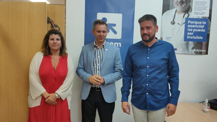 O delegado do Goberno en Galicia, José Miñones; o responsable da ONG Accem en Galicia, Daniel Bóveda; e a coordinadora provincial desta entidade na Coruña, Cristina Ucieda. DELEGACIÓN DO GOBERNO 