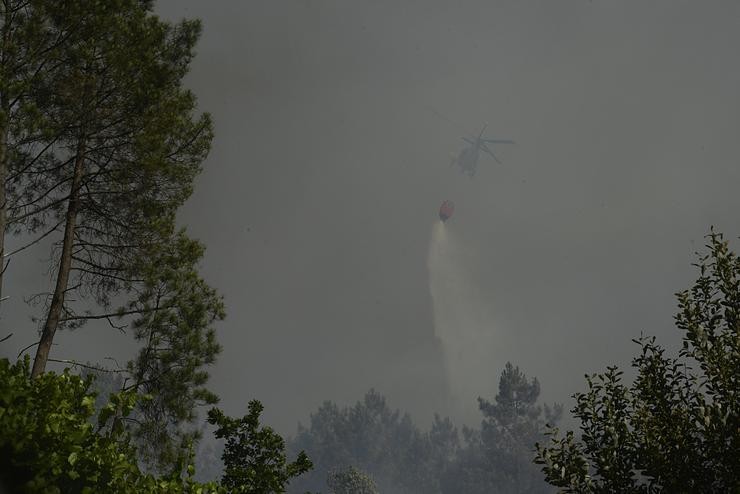 Un helicóptero traballa na extinción dun incendio forestal, a 27 de xullo de 2022, en Castrelo de Miño, Ourense / Rosa Veiga - Europa Press / Europa Press