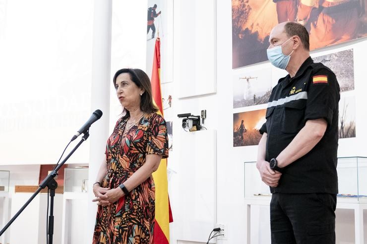 A ministra de Defensa, Margarita Robles, nunha visita a Unidade Militar de Emerxencias (UME) na Base Aérea de Torrejón (Madrid) / A. Pérez Meca - Europa Press.