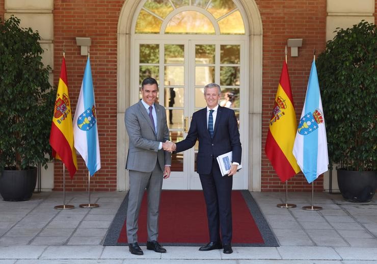 O presidente do Goberno de España, Pedro Sánchez (esquerda), recibe o presidente do Goberno de Galicia, Alfonso Rueda, no Palacio da Moncloa 