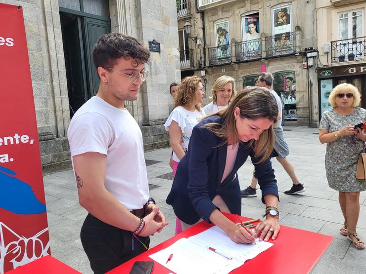 A alcaldesa de Lugo e vicesecretaria xeral do PSdeG, Lara Méndez, asina unha ILP en materia de transportes xunto ao secretario xeral de Xuventudes Socialistas de Galicia, Xurxo Doval 