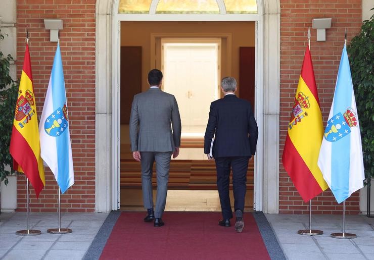 O presidente do Goberno, Pedro Sánchez (esquerda) e o presidente do Goberno de Galicia, Alfonso Rueda, á súa chegada á Moncloa / Eduardo Parra - Europa Press.
