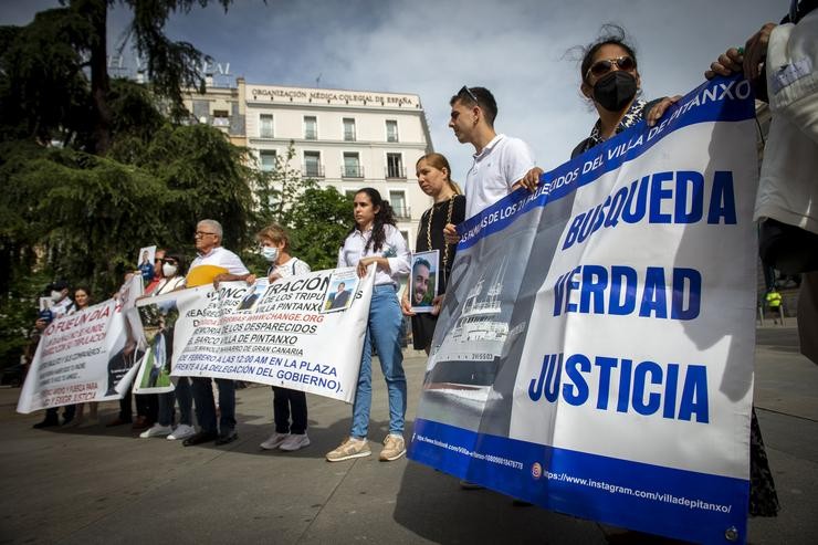 Familiares de mariñeiros falecidos sosteñen pancartas e fotografías nunha concentración, ás portas do Congreso dos Deputados, a 8 de xuño de 2022 / Juan Barbosa - Europa Press.
