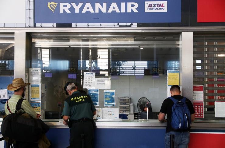Varias persoas achéganse aos portelos da compañía aérea Ryanair que durante estes días os traballadores da empresa están folga polas súas condicións laborais / Álex Zea - Europa Press
