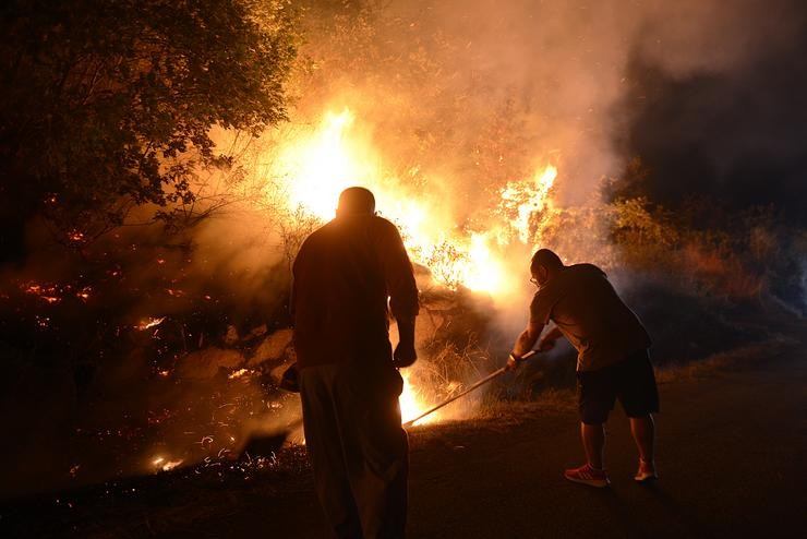 Brigadas forestais e veciños colaboraron no control das chamas, lonxe das vivendas, a 28 de xullo de 2022, en Cudeiro, Ourense, Galicia, (España). Onte 27 de xullo declarouse un novo incendio entre Castrelo de Miño e Cartelle. A Xunta de Galic. Rosa Veiga - Europa Press / Europa Press