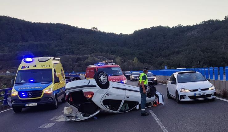 Un condutor sen carné e positivo en drogas sofre un accidente en Ribadavia. GARDA CIVIL 