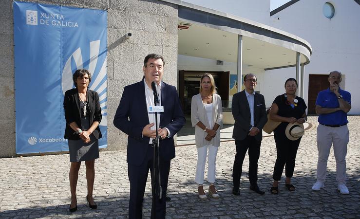 O conselleiro de Cultura, Educación, FP e Universidades, Román Rodríguez, atende aos medios en Vigo /  XUNTA DE GALICIA