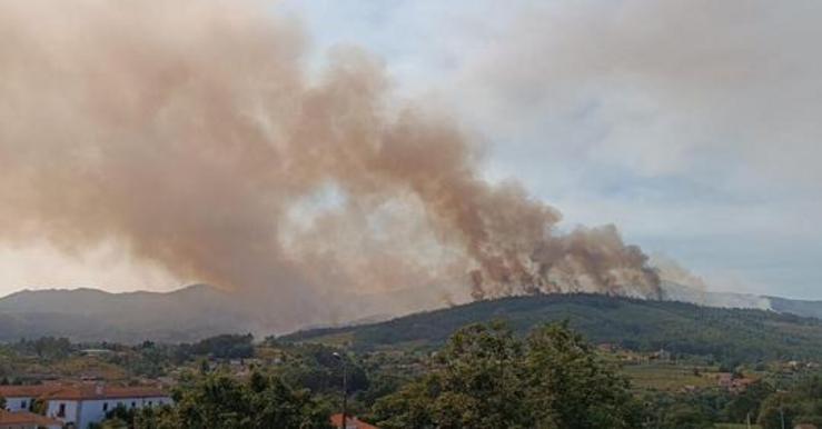 Gran incendio en Arbo / remitida