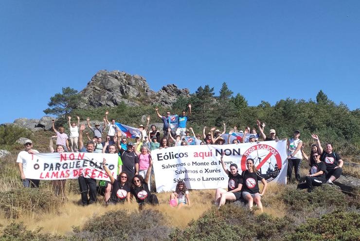 Un centenar de persoas maniféstanse en Calvos de Randín (Ourense) contra o polígono eólico Lamas de Feás. PLATAFORMA STOP EÓLICOS 