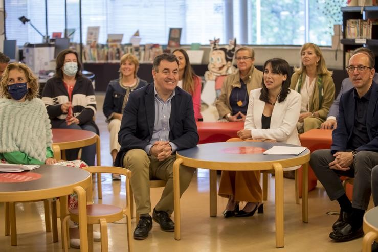 O conselleiro de Eduación, Román Rodríguez, e a conselleira de Promoción do Emprego, María Jesús Lorenzana, presentan o programa que se desenvolverá en bibliotecas, museos e arquivos no marco do Plan Corresponsables.. XUNTA - ANA VARELA / Europa Press