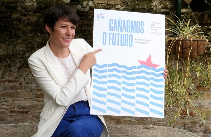 A portavoz nacional do BNG, Ana Pontón, co cartel da campaña dos nacionalistas para celebrar o 25 de xullo, Día de Galicia, de 2022 