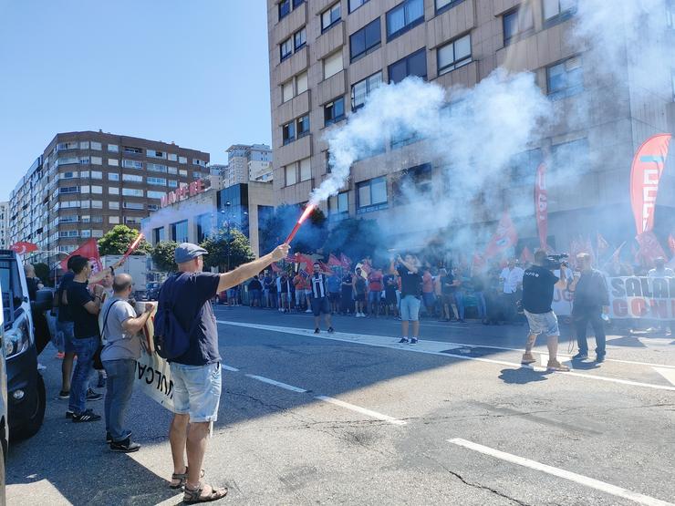 Concentración convocada por CC.OO. E UXT ante a sede da Confederación de Empresarios de Pontevedra (CEP) en Vigo, o 6 de xullo de 2022. / Europa Press