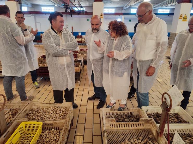 O deputado do no Congreso, Néstor Rego, e a deputada autonómica Montse Prado visitan Mariscos Daporta.. BNG 