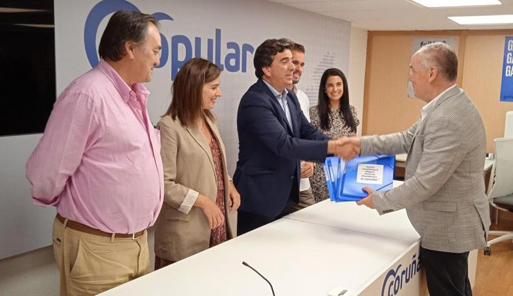 Presentación de avais de Miguel Lorenzo, antes de ser proclamado único candidato a presidir o PP da Coruña.. CANDIDATURA DE MIGUEL LORENZO 