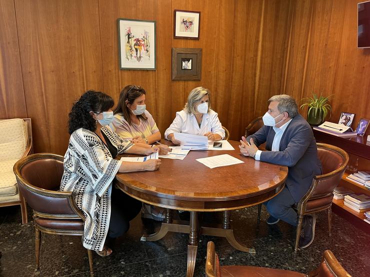 Reunión da xerente da área sanitaria compostelá, Eloína Núñez, co alcalde de Ribeira, Manuel Ruiz Rivas.. ÁREA SANITARIA DE SANTIAGO E BARBANZA / Europa Press