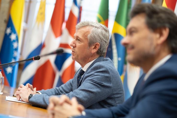 O presidente da Xunta, Alfonso Rueda, acompañado polo secretario xeral da Emigración, Antonio Rodríguez Miranda, na reunión da Comisión Delegada do Consello de Comunidades Galegas.. DAVID CABEZÓN @ XUNTA DE GALICIA