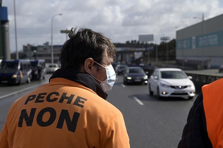 Arquivo - Un dos traballadores do persoal de Alu Ibérica cunha pancarta, durante unha manifestación fronte á fábrica de Alcoa, a 3 de marzo de 2022, na Coruña, Galicia (España). A multinacional Alcoa e as dúas administracións concursais d. M. Dylan - Europa Press - Arquivo / Europa Press