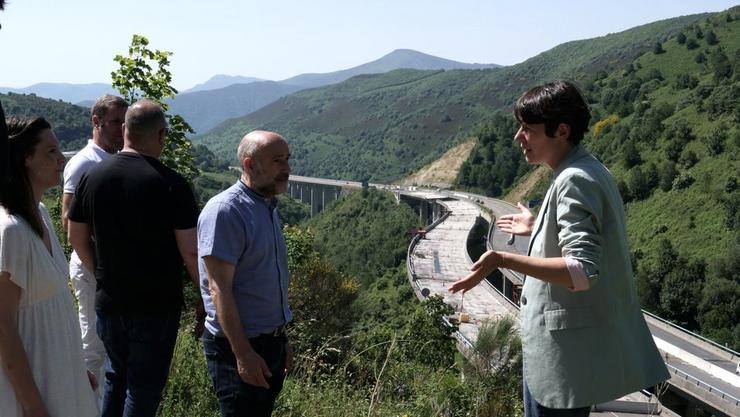 A portavoz nacional do BNG, Ana Pontón, no viaduto derrubado na A-6. BNG / Europa Press