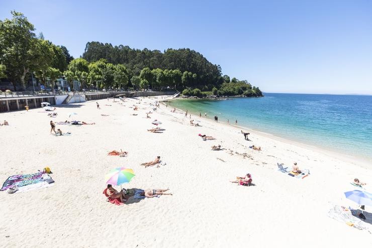 Arquivo - Varias persoas báñanse e toman o sol nunha praia do municipio de Marín, a 5 de xuño de 2021. Beatriz Ciscar - Europa Press - Arquivo 