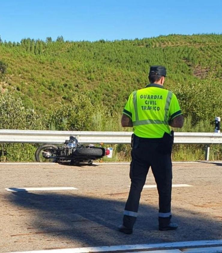 Accidente de tráfico cun motorista implicado 