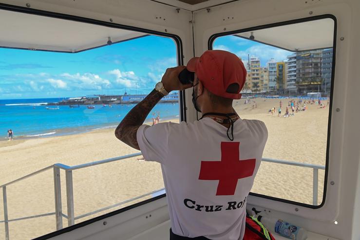 Socorrista de Cruz Vermella na Praia das Canteiras. CEDIDO/CONCELLO DE LAS PALMAS DE GRAN CANARIA / Europa Press