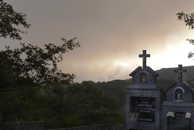 Vista das chamas do incendio desde un cemiterio, a 10 de agosto de 2022, en Laza, Ourense / Rosa Veiga - Europa Press.