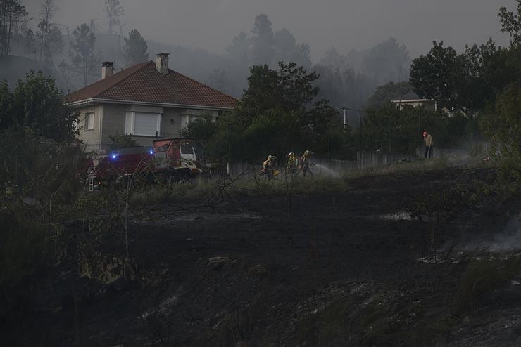 Varios bombeiros traballan na extinción dun incendio forestal producido en Verín desde Ábedes, a 3 de agosto de 2022 