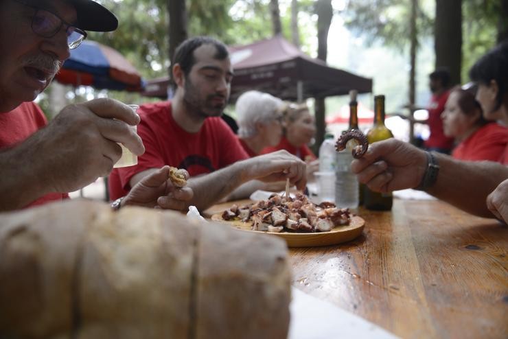 Un grupo de persoas come polbo na festa do Carballiño 2022 / Rosa Veiga - Arquivo