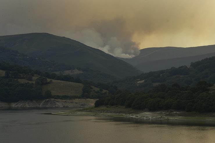 Vista das chamas dun incendio en Laza, Ourense 