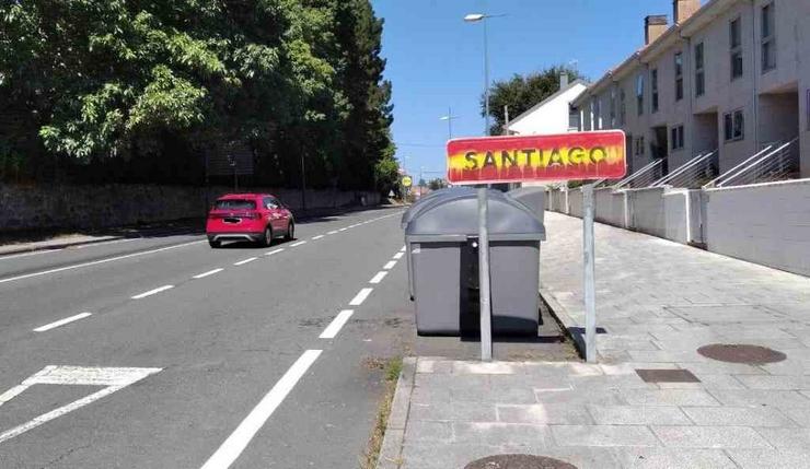 O panel, que lucía as cores LGBT, vandalizado / Compostela Aberta