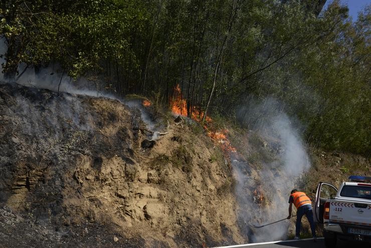 Protección Civil no lugar do incendio, a 27 de xullo de 2022, en Castrelo de Miño, Ourense, Galicia  / Rosa Veiga - Europa Press / Europa Press