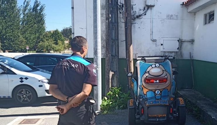 Identifican a un home que cargaba ilegalmente un vehículo nun farol en Poio.. POLICÍA LOCAL POIO / Europa Press