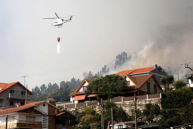 Un helicóptero participa nos labores de extinción dun incendio declarado en Meira, Moaña  /JAVIER VÁZQUEZ-EUROPA PRESS / Europa Press