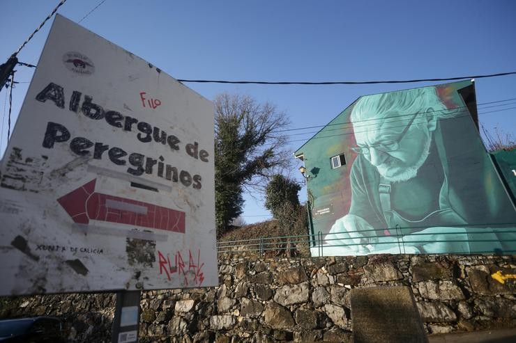 Arquivo - Retrato do luthier Xermán Arias, nun edificio de Triacastela, a 14 de febreiro de 2022, en Triacastela, Lugo, Galicia (España). O grafiti, do ourensán Mon Devane, sitúase no número sete dos mellores murais urbanos, segundo o últ. Carlos Castro - Europa Press - Arquivo / Europa Press