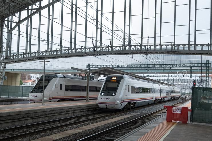 Trens de proximidade parados nas vías da estación de trens / César Argina / Europa Press
