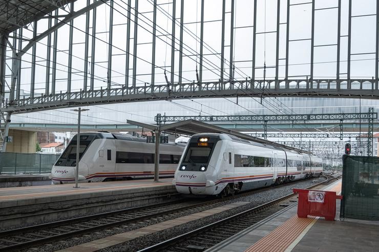 Trens de proximidade parados nas vías da estación de trens 