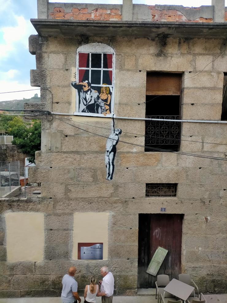 Pintada de Álex Araújo que replica unha obra de Banksy en Verín (Ourense). CONCELLO DE VERÍN / Europa Press
