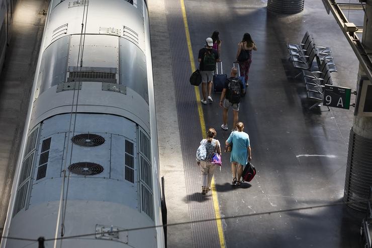 Varias persoas camiñan por unha plataforma na estación de Ave Madrid - Porta de Atocha, a 8 de agosto de 2022, en Madrid (España).. Jesús Hellín - Europa Press / Europa Press