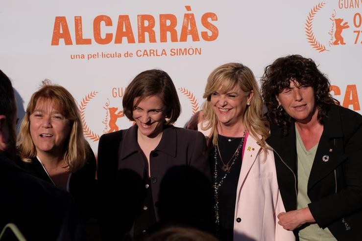 Arquivo - A directora da película Carla Simón (2i) pousa na preestrea da súa película 