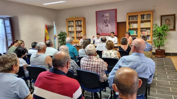 O conselleiro do Medio Rural, José González, nun encontro con comuneiros de Valdeorras. XUNTA / Europa Press
