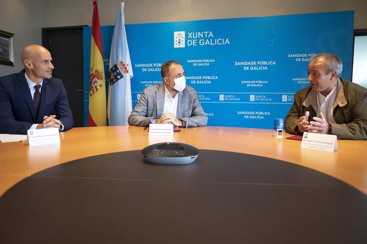 O conselleiro de Sanidade, JulioGarcía Comesaña , e o alcalde de Campo Lameiro, Carlos Costa, asinan un convenio de colaboración. ANA VARELA / Europa Press