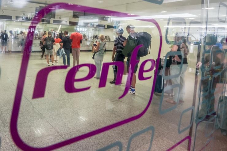 Pasaxeiros esperan para ser atendidos na estación /  Ricardo Rubio - Europa Press