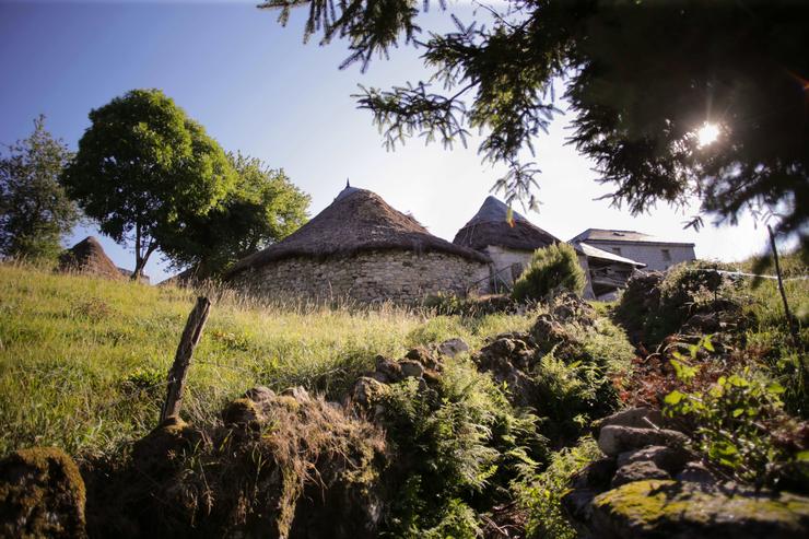 Piornedo, Cervantes, Lugo. A aldea prerromana de Piornedo, declarada BIC, conta cunha singularidade tipica da alta montaña lucense e leonesa. As Pallozas, construcións prerromanas habitadas por animais e persoas ata os anos 70.. CARLOS CASTRO/EUROPA PRESS / Europa Press