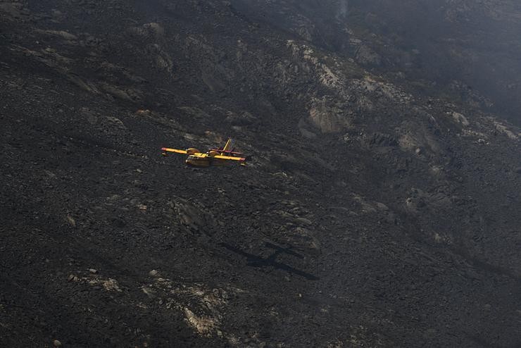 Un hidroavión traballa nos labores de extinción nun incendio na Serra do Leboreiro, nos montes do pobo de Senderiz, no parque natural de Baixa Limia e Serra do Xurés, / Rosa Veiga - Europa Press / Europa Press