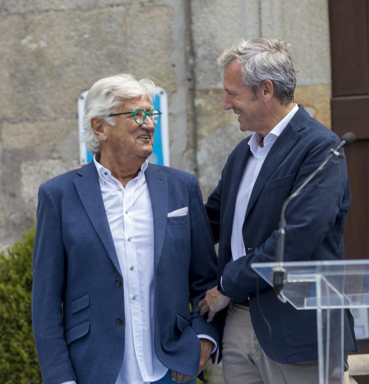 O presidente da Xunta, Alfonso Rueda, co xornalista homenaxeado Pepe Domingo Castaño. ANA VARELA 